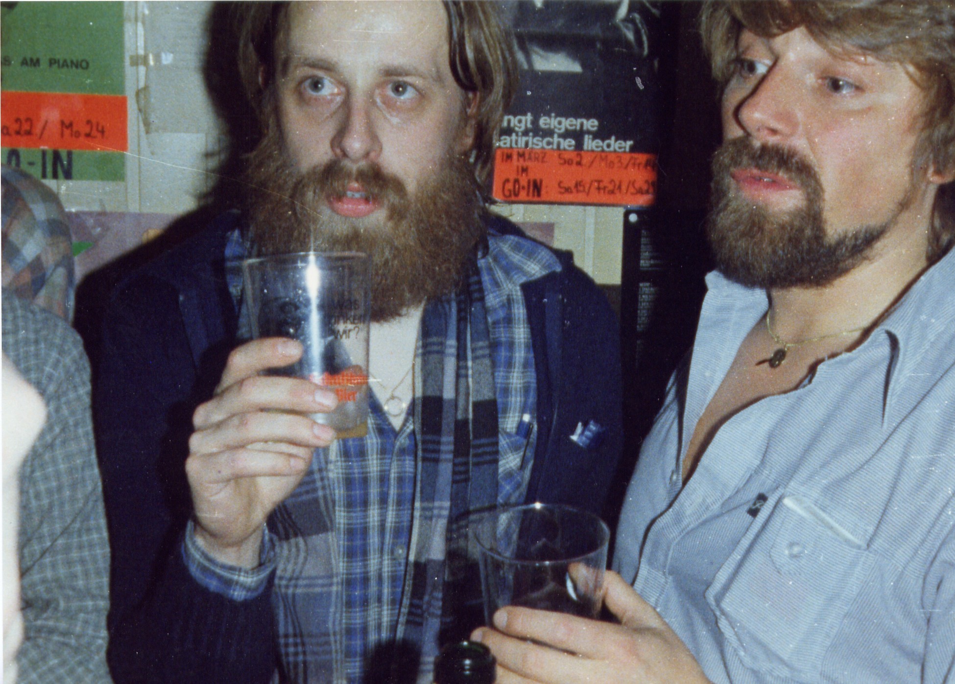 Beppo und Jürgen mit leeren Gläsern im GO-IN, dem Zentrum der Berliner Folk- und Liedermacherszene